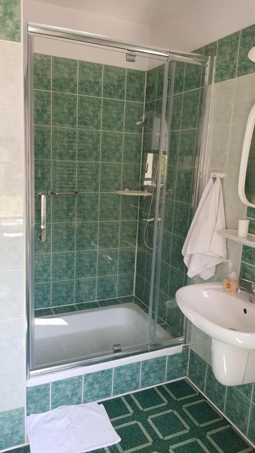 Hotel Alicja Lodź Bagian luar foto