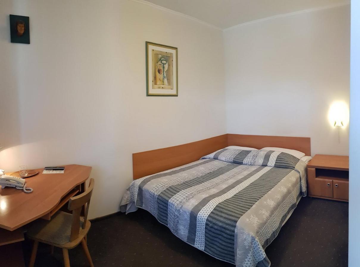 Hotel Alicja Lodź Bagian luar foto